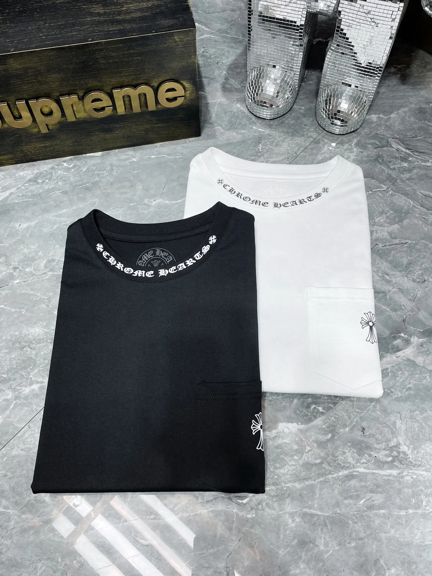P140 New Chrome Hearts 25ss for summer. High gram weight, environmentally friendly and high-quality top-grade fabric. 260g~270g. Chrome letter collar, letter large long cross flower arm short sleeves. Imported glue printing and dyeing. Counter synchronization. 1:1 replica version. Recommended color: black white. Size: S, M, L, XL.